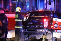 Dvě tramvaje v Lazarské skříply auto mezi sebe: Nehoda ochromila provoz v centru