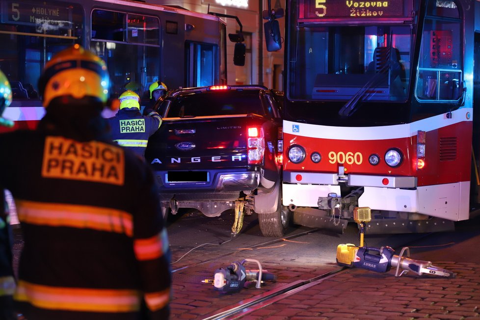 Tramvajový provoz v centru Prahy ochromila nehoda. Mezi dvě tramvaje to napasoval řidič v automobilu s italskou poznávací značkou.