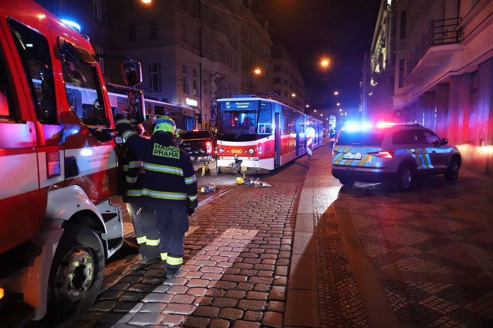 Tramvajový provoz v centru Prahy ochromila nehoda. Mezi dvě tramvaje to napasoval řidič v automobilu s italskou poznávací značkou.