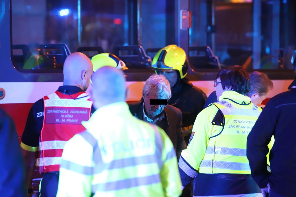 Tramvajový provoz v centru Prahy ochromila nehoda. Mezi dvě tramvaje to napasoval řidič v automobilu s italskou poznávací značkou.