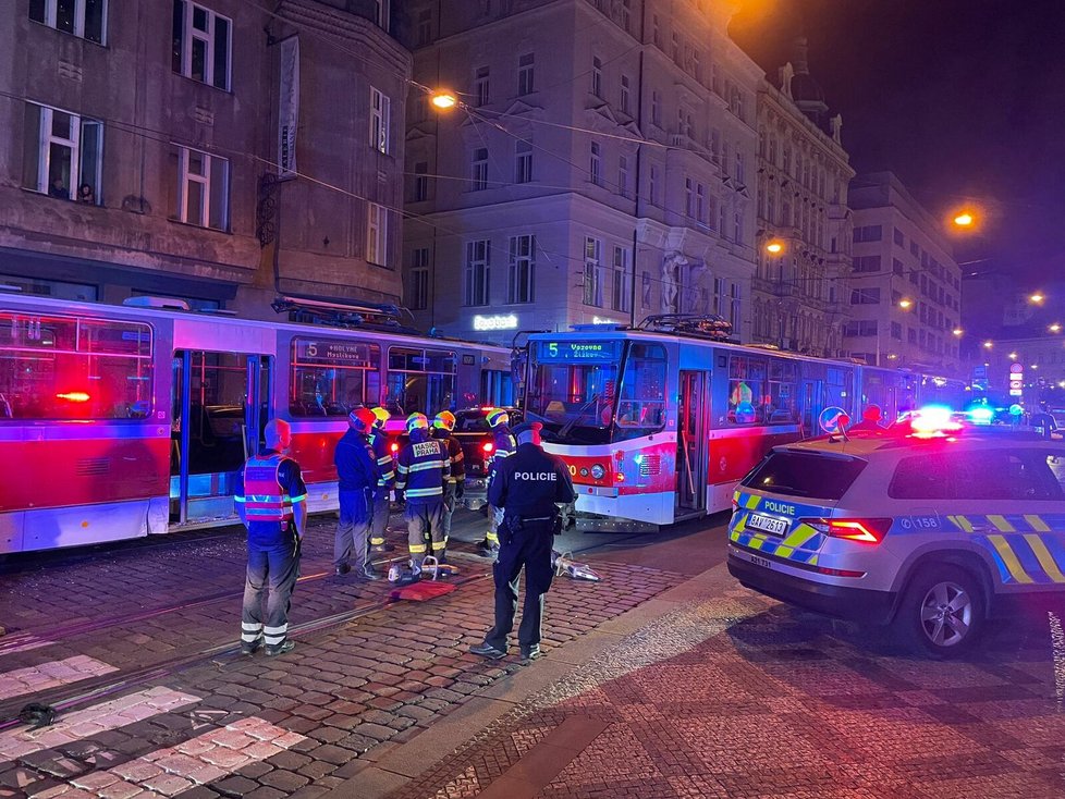 Tramvajový provoz v centru Prahy ochromila nehoda.
