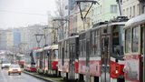 Poprvé v historii Praha bez tramvají. Lidé chodí pěšky!