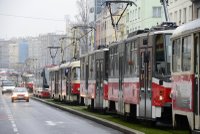 Poprvé v historii Praha bez tramvají. Lidé chodí pěšky!