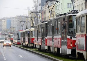 V Michli tramvaje zpomalily z důvodu havarijního stavu trati.