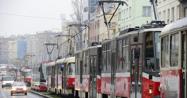Poprvé v historii Praha bez tramvají. Lidé chodí pěšky!