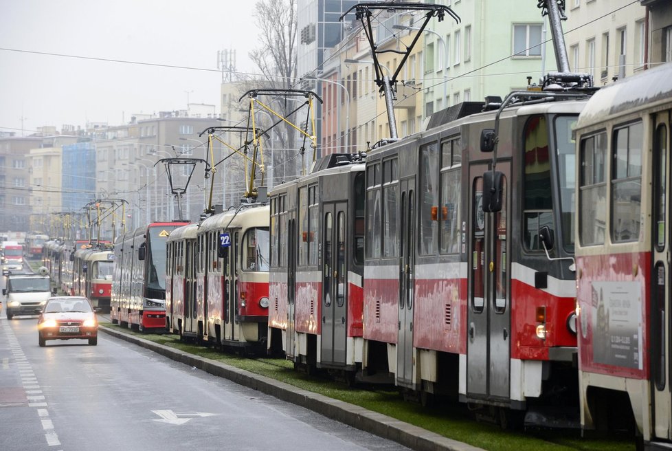 Kolona tramvají v pražských Strašnicích