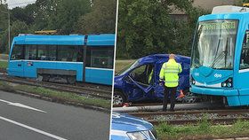 V Ostravě došlo ke strážce tramvaje s autem: Dva lidé jsou zraněni