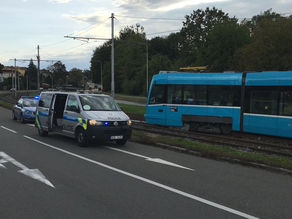 V Ostravě došlo ke strážce tramvaje s autem: Dva lidé jsou zraněni