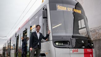 Praha se po dvou dekádách dočkala nových typů tramvají. Vyjely v pátek na speciální lince Praha se po dvou dekádách dočkala nových typů tramvají. Vyjely v pátek na speciální lince