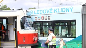 Srážka dvou tramvají v Hloubětíně. Vykolejenou tramvaj odstraňoval jeřáb