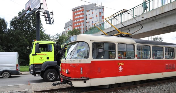 Srážka dvou tramvají v Hloubětíně. Vykolejenou tramvaj odstraňoval jeřáb