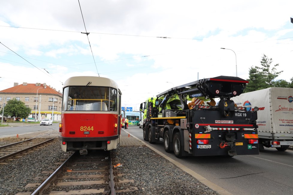 Srážka dvou tramvají v Hloubětíně. Vykolejenou tramvaj odstraňoval jeřáb
