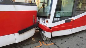Tramvaj číslo 4 narazila na zastávce Tkalcovská v Brně do soupravy linky 2. Jedna z cestujících (+72) po strážce zemřela.