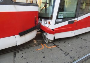 Tramvaj číslo 4 narazila na zastávce Tkalcovská v Brně do soupravy linky 2. Jedna z cestujících (+72) po strážce zemřela.