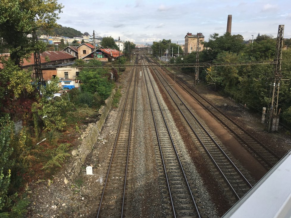 Na některých místech na pomezí Smíchova a Zlíchova musejí tramvaje kvůli špatnému technickému stavu trati jezdit velice pomalu.