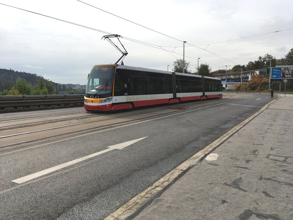 Na některých místech na pomezí Smíchova a Zlíchova musejí tramvaje kvůli špatnému technickému stavu trati jezdit velice pomalu.