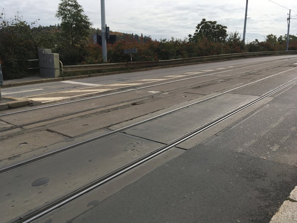 Na některých místech na pomezí Smíchova a Zlíchova musejí tramvaje kvůli špatnému technickému stavu trati jezdit velice pomalu.