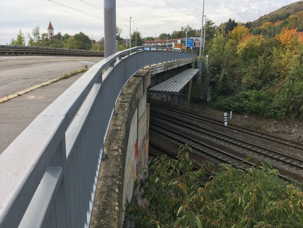 Na některých místech na pomezí Smíchova a Zlíchova musejí tramvaje kvůli špatnému technickému stavu trati jezdit velice pomalu.