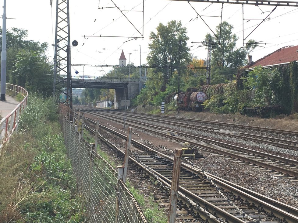 Na některých místech na pomezí Smíchova a Zlíchova musejí tramvaje kvůli špatnému technickému stavu trati jezdit velice pomalu.