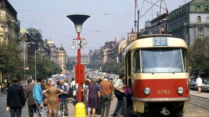 Před 38 lety přestaly jezdit tramvaje po podélné části pražského Václavského náměstí.