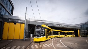 29 měsíců, 950 lidí a 1,8 miliardy: Tramvaje v Plzni mají opravenou vozovnu