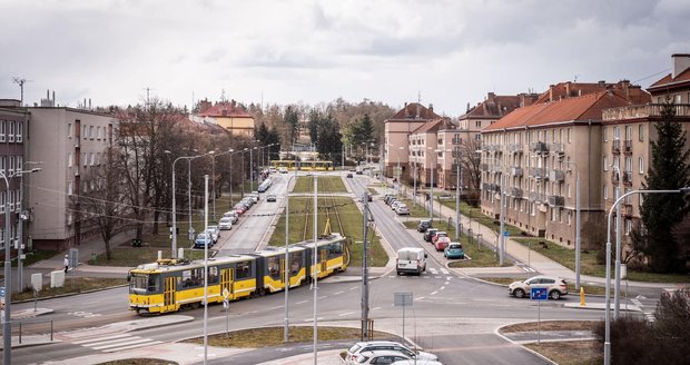 Nově opravená vozovna tramvají v Plzni na Slovanech.