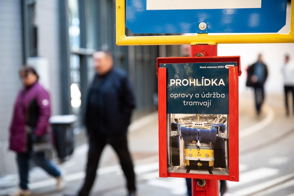 Nově opravená vozovna tramvají v Plzni na Slovanech.