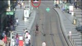 Video: Pomatená žena se vrhala pod tramvaje: Přejeď mě, křičela