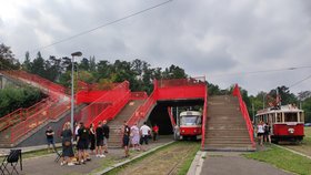 Nově zrekonstruovaná tramvajová smyčka Dlabačov slouží místním i turistům. Je zde Bistro Točná s domácí kuchyní, lávka na Strahov a jezdí sem letní historická tramvaj číslo 42. Foceno v létě 2022.