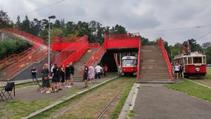Zanedbaná tramvajová smyčka Dlabačov: Rekonstrukce přinesla bistro, kulturní akce i lávku na Strahov