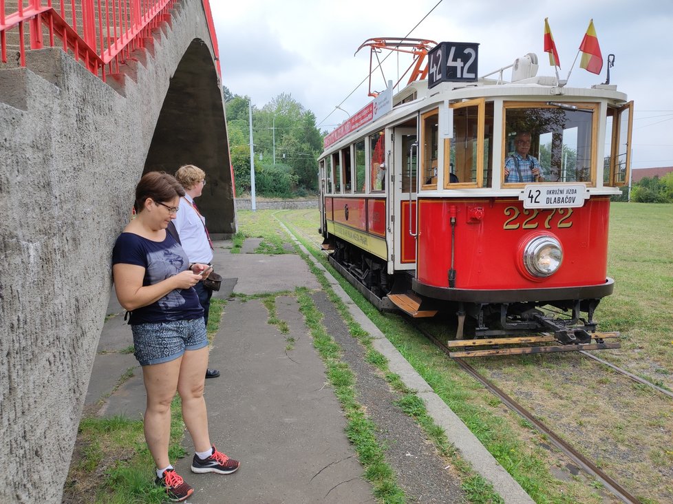 Nově zrekonstruovaná tramvajová smyčka Dlabačov slouží místním i turistům. Je zde Bistro Točná s domácí kuchyní, lávka na Strahov a jezdí sem letní historická tramvaj číslo 42. Foceno v létě 2022.