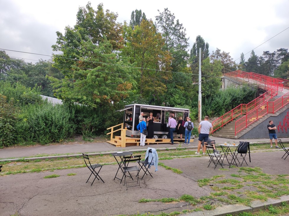 Nově zrekonstruovaná tramvajová smyčka Dlabačov slouží místním i turistům. Je zde Bistro Točná s domácí kuchyní, lávka na Strahov a jezdí sem letní historická tramvaj číslo 42. Foceno v létě 2022.