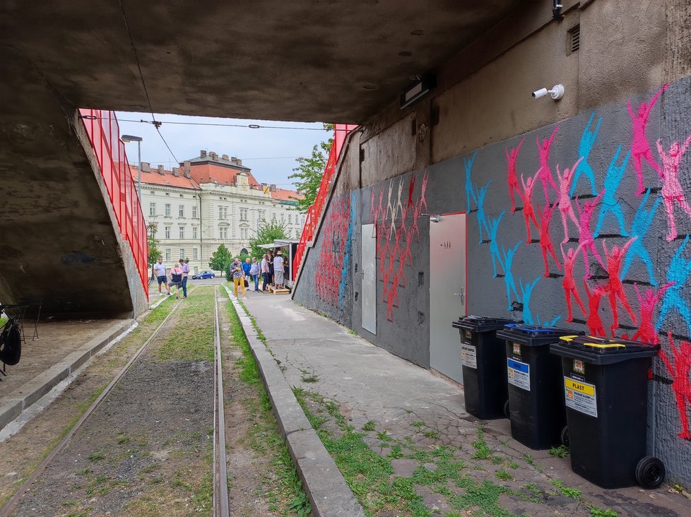 Nově zrekonstruovaná tramvajová smyčka Dlabačov slouží místním i turistům. Je zde Bistro Točná s domácí kuchyní, lávka na Strahov a jezdí sem letní historická tramvaj číslo 42. Foceno v létě 2022.