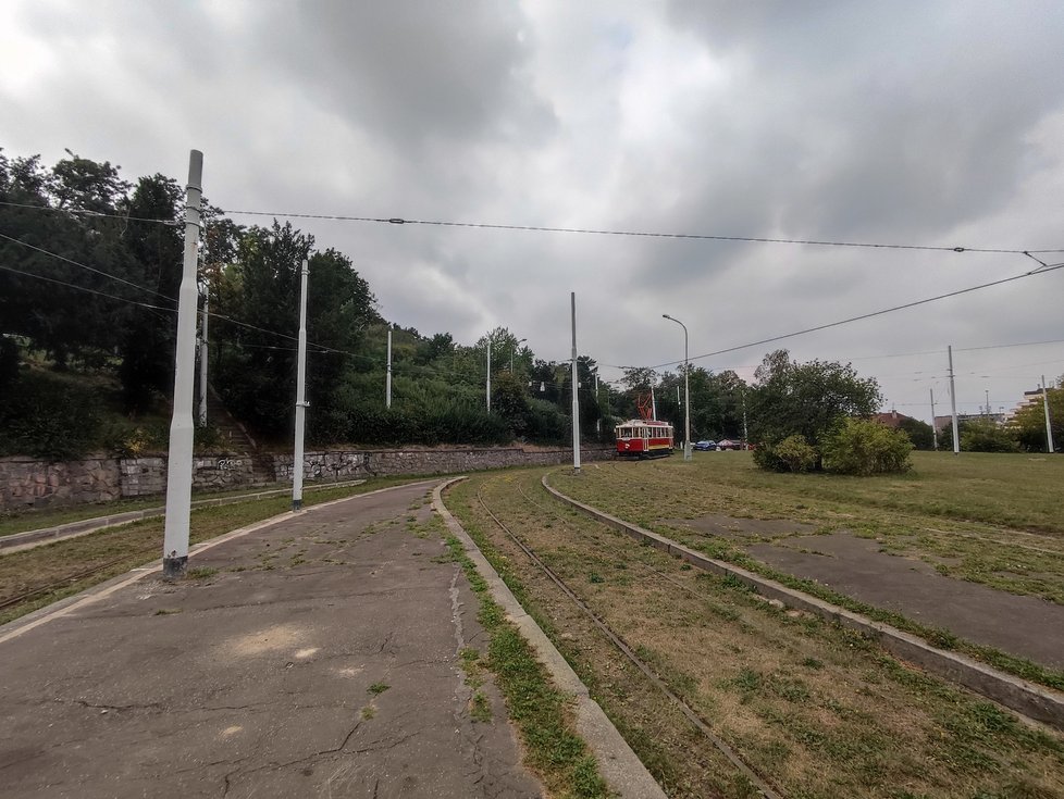 Nově zrekonstruovaná tramvajová smyčka Dlabačov slouží místním i turistům. Je zde Bistro Točná s domácí kuchyní, lávka na Strahov a jezdí sem letní historická tramvaj číslo 42. Foceno v létě 2022.