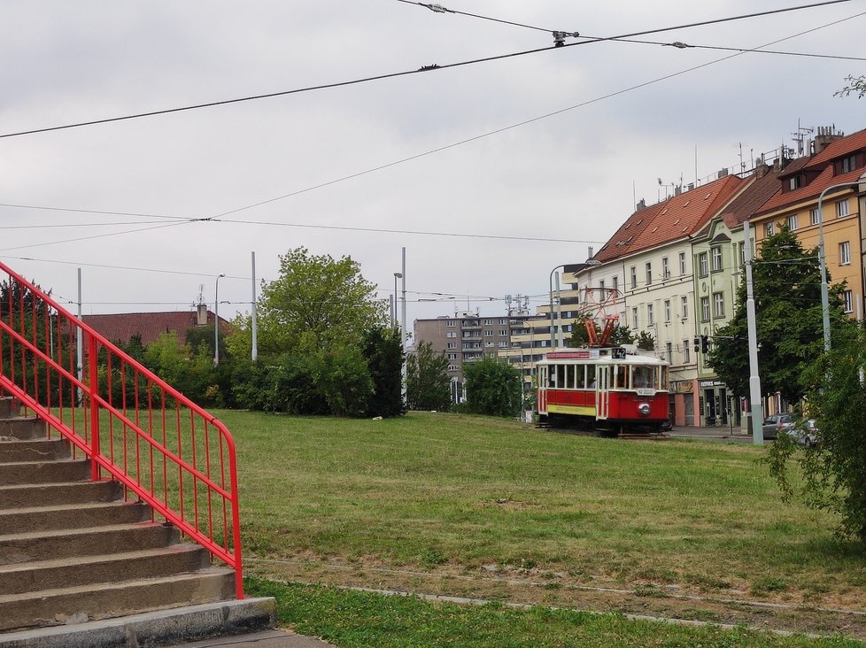 Nově zrekonstruovaná tramvajová smyčka Dlabačov slouží místním i turistům. Je zde Bistro Točná s domácí kuchyní, lávka na Strahov a jezdí sem letní historická tramvaj číslo 42. Foceno v létě 2022.