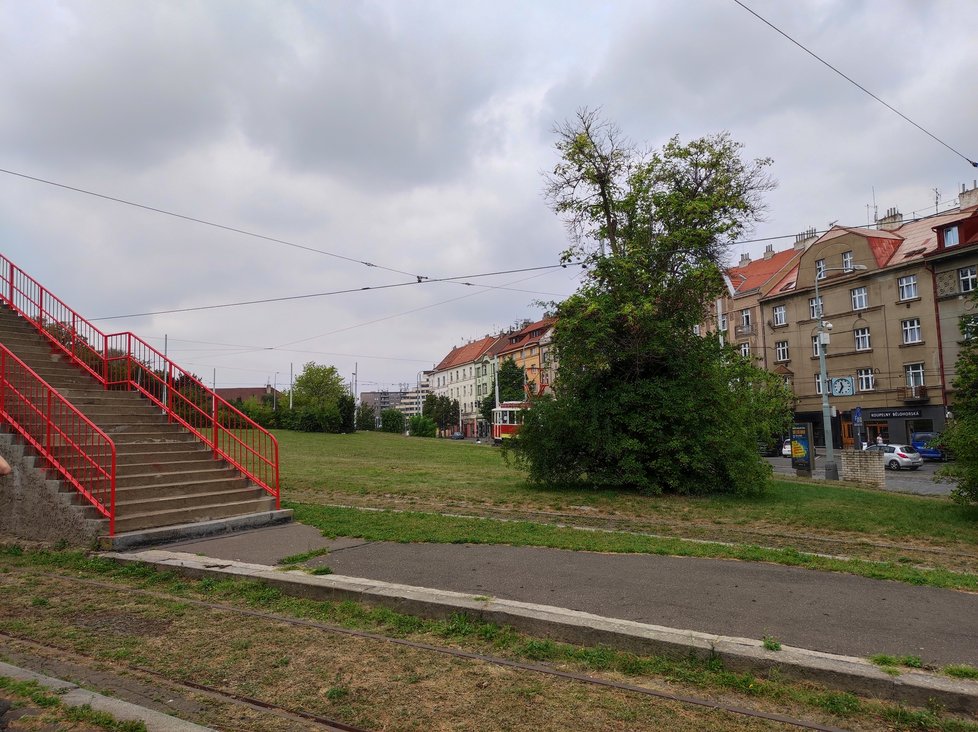 Nově zrekonstruovaná tramvajová smyčka Dlabačov slouží místním i turistům. Je zde Bistro Točná s domácí kuchyní, lávka na Strahov a jezdí sem letní historická tramvaj číslo 42. Foceno v létě 2022.