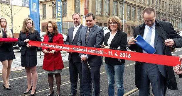 Autobusy a auta se už na Vršovické nebudou štosovat: Skončila rekonstrukce tramvajové trati