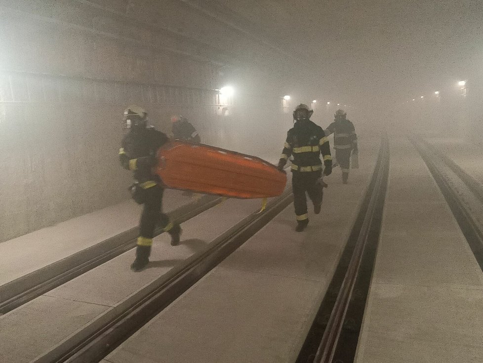 Cvičení v tramvajovém tunelu se zúčastnilo 50 hasičů. 