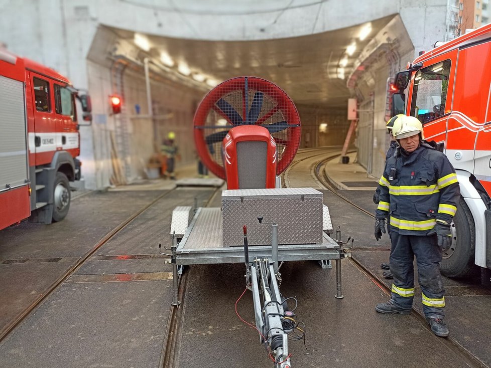 Obří ventilátor, který vyháněl kouř z tunelu.