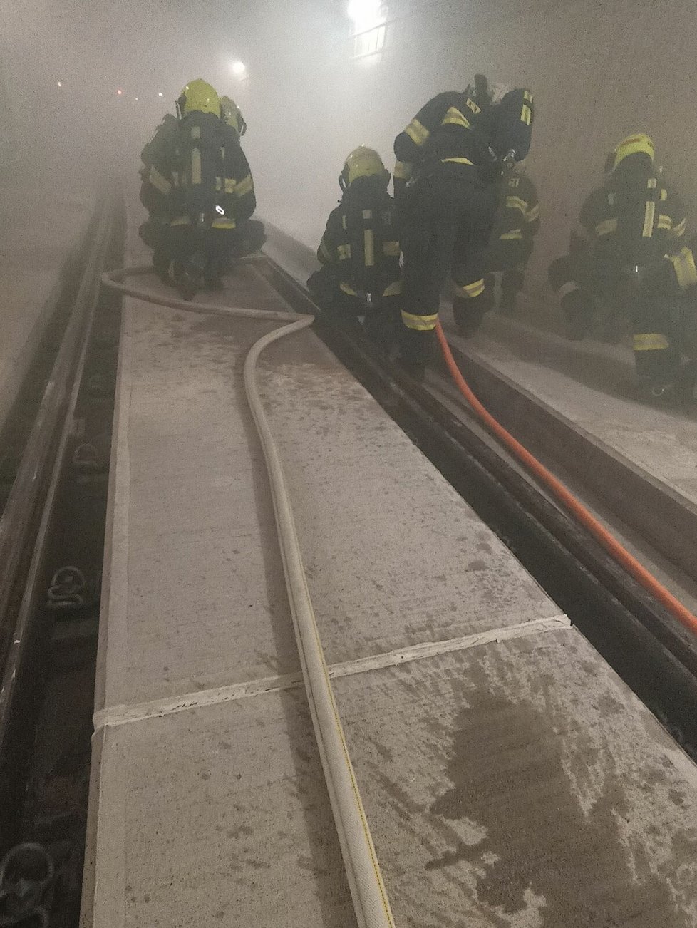 Cvičení v tramvajovém tunelu se zúčastnilo 50 hasičů.