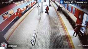 Seniorka (73) v Trnavě spadla pod vlak, když se snažila nastoupit do rozjíždějícího se rychlíku. Vyvázla bez zranění.