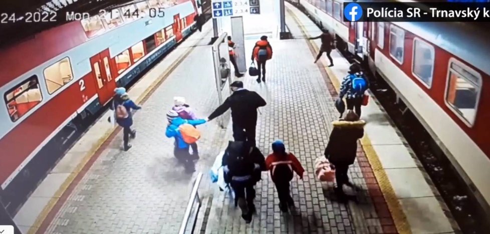 Seniorka (73) v Trnavě spadla pod vlak, když se snažila nastoupit do rozjíždějícího se rychlíku. Vyvázla bez zranění.