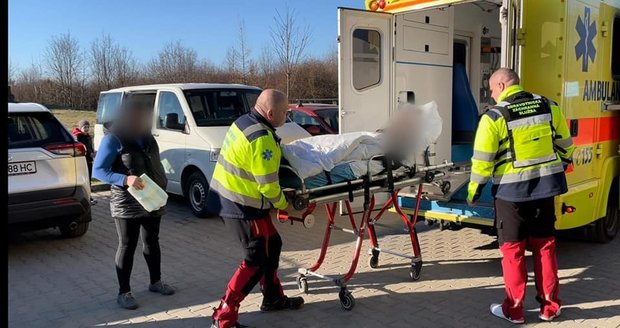 Malé pacientce na Ukrajině hrozila smrt: Řevničtí záchranáři ji i s maminkou a bráchou přivezli do Česka