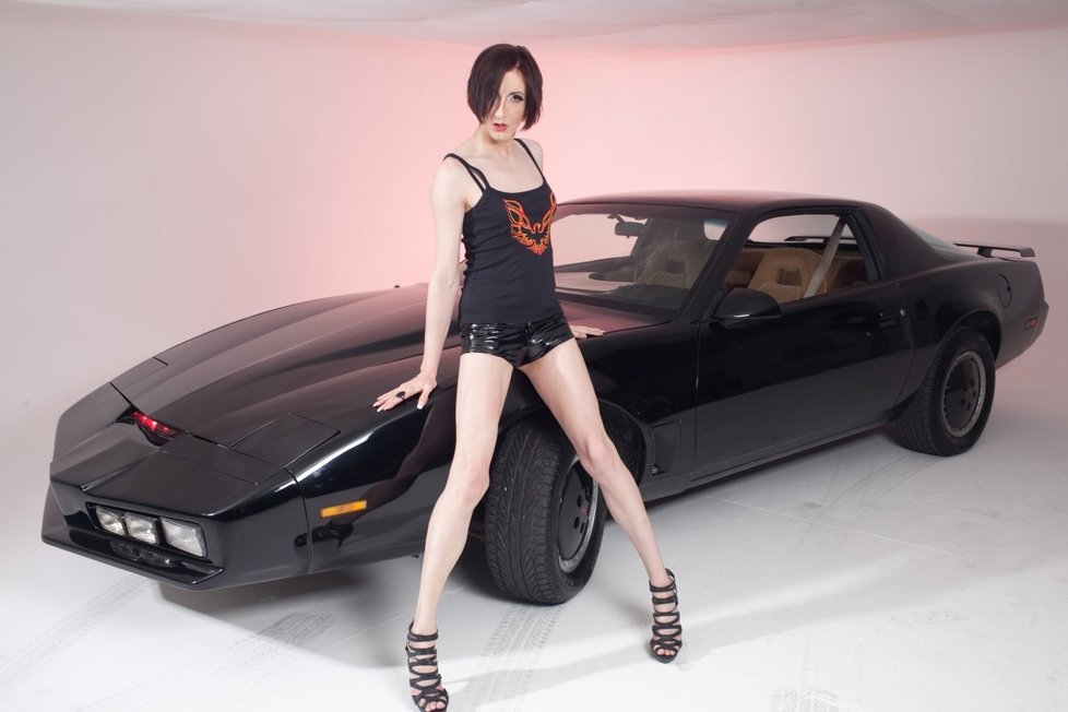 Lisa se svým autem, napodobeninou slavného Kita ze seriálu Knigh Rider.