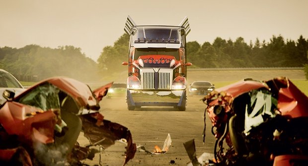 Nové obrázky z Transformers: Optimus Prime jede