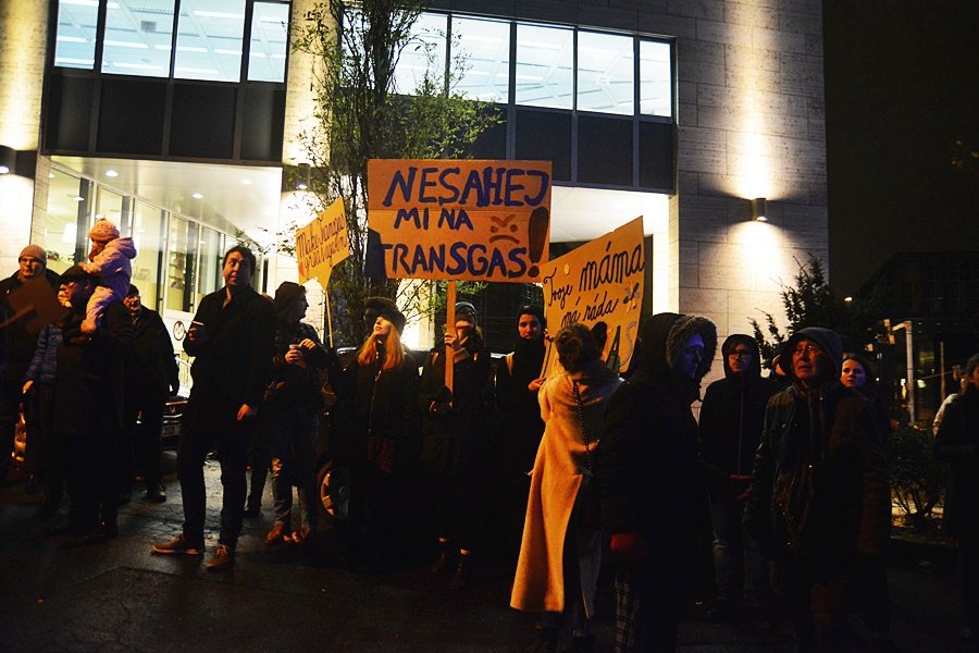 Několik desítek Pražanů protestovalo proti zbourání budovy Transgas.