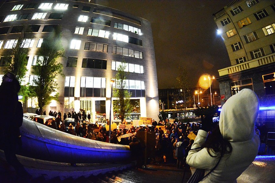 Několik desítek Pražanů protestovalo proti zbourání budovy Transgas.