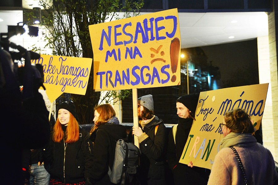 Několik desítek Pražanů protestovalo proti zbourání budovy Transgas.