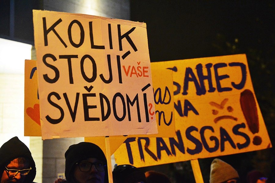 Několik desítek Pražanů protestovalo proti zbourání budovy Transgas