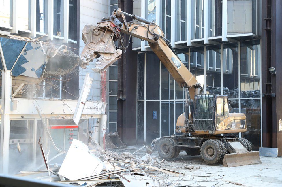 V pátek 15. února začala demolice budovy Transgas na Vinohradské třídě.